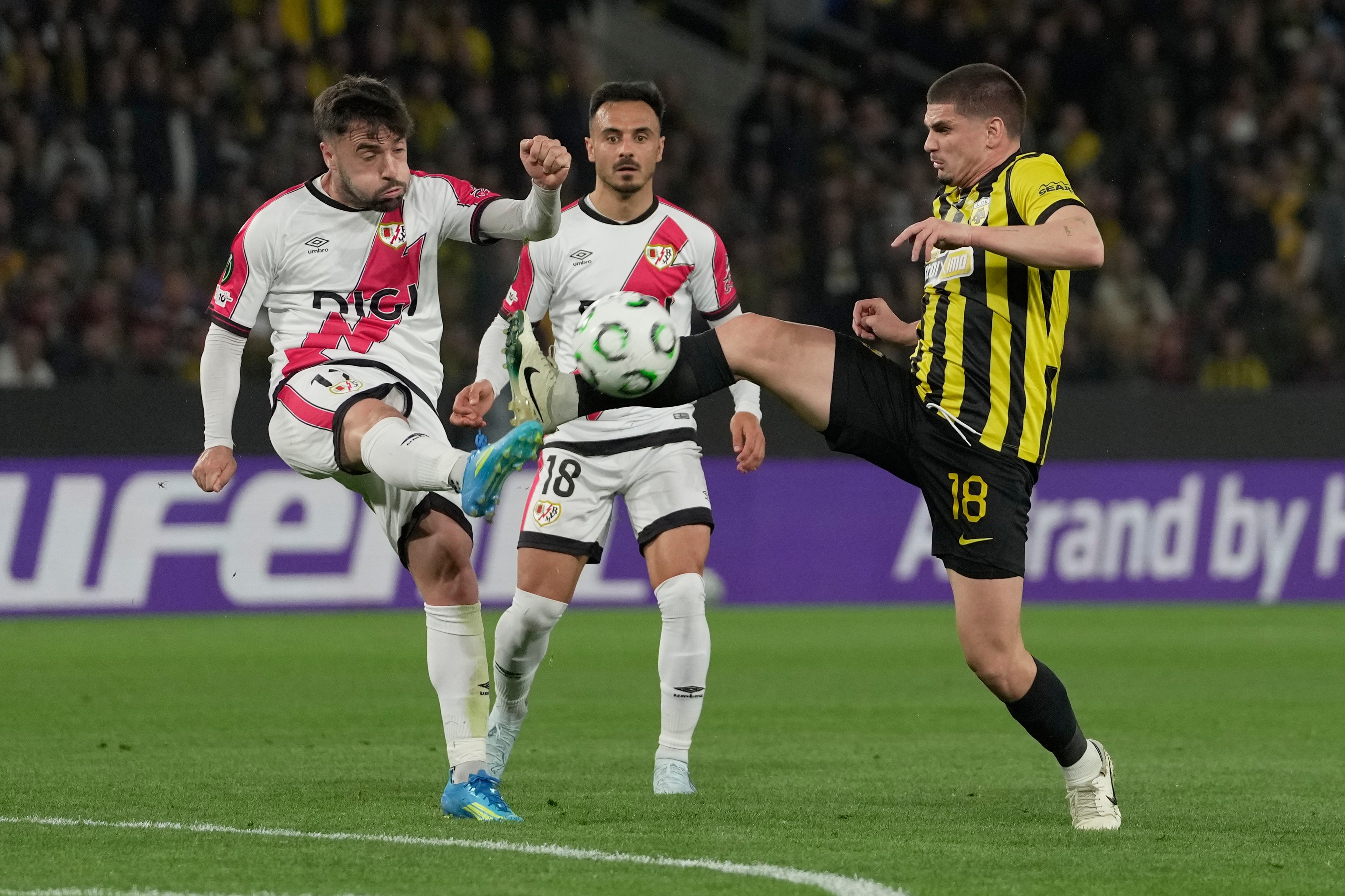 AEK Atena - Rayo Vallecano 3-1 | Echipa lui Marin nu a reușit minunea, iar trupa lui Rațiu merge în semifinale!