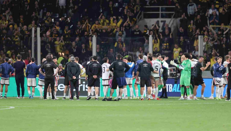 Imagine Stire Andrei Rațiu și colegii de la Rayo, gest superb făcut pe teren după ce au eliminat AEK-ul lui Răzvan Marin! | 2review.ro