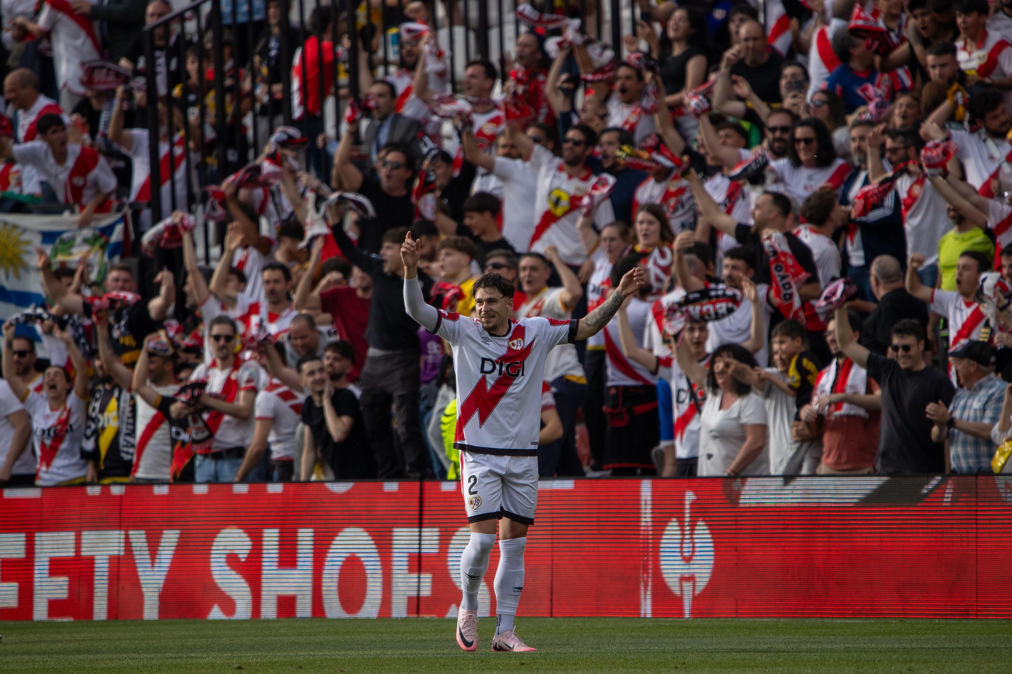 Imagine Stire Jackpot! Rayo Vallecano și Andrei Rațiu au dat lovitura, după calificarea în semifinalele Conference League | 2review.ro