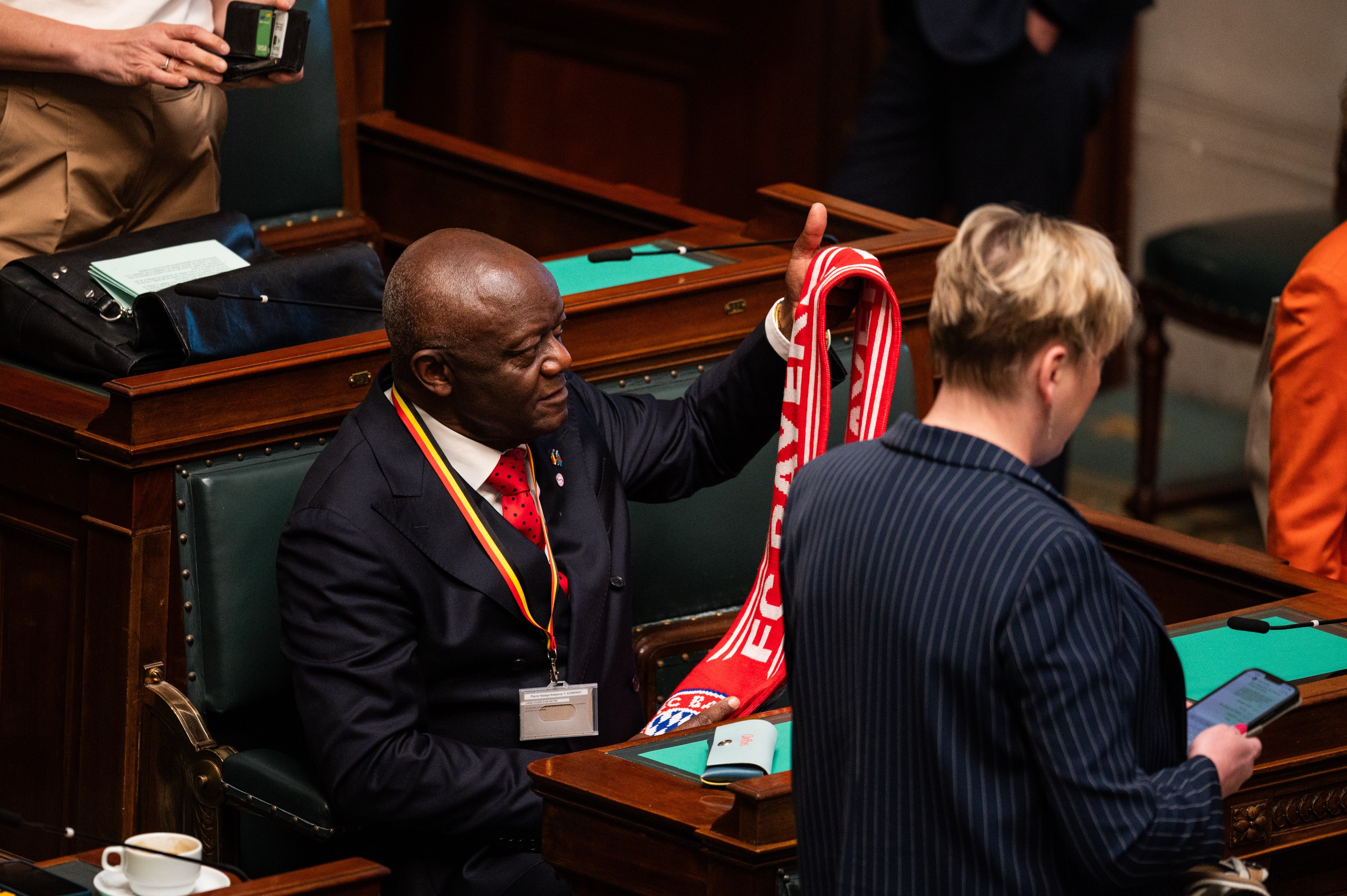 Imagine Stire Cum a apărut tatăl lui Vincent Kompany în Parlamentul Belgiei, după calificarea lui Bayern Munchen în semifinalele UCL | 2review.ro