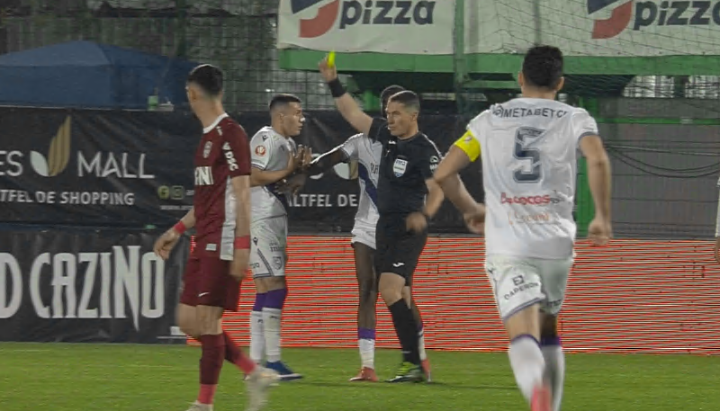 Moment controversat la ultima fază a primei reprize din FC Argeș - CFR Cluj! Verdict în direct la pauză