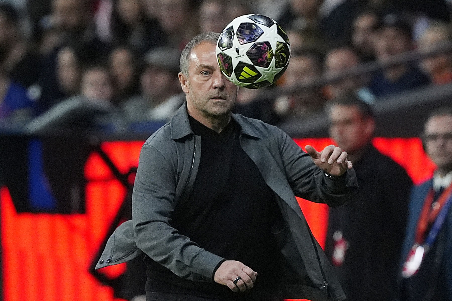 Imagine Stire Au bătut palma! Hansi Flick semnează, după eliminarea din UEFA Champions League | 2review.ro