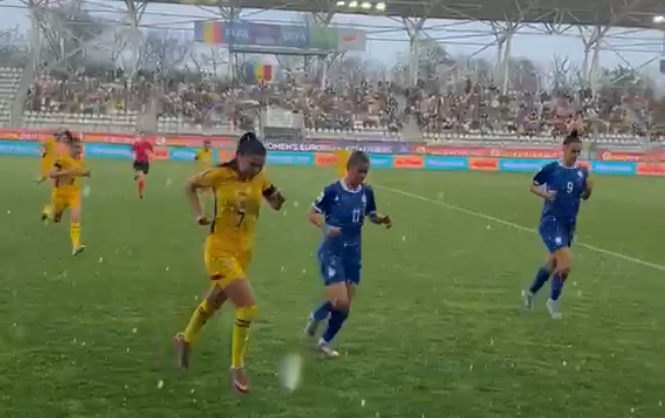 Imagine Stire România - Cipru 1-0, întrerupt din cauza grindinii! Jucătoarele au fugit la vestiare | 2review.ro
