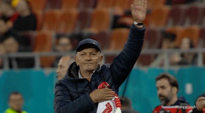 Imagine Stire Prezență rară! Sulejman Demollari a dat lovitura de start a meciului Dinamo - U Cluj | 2review.ro