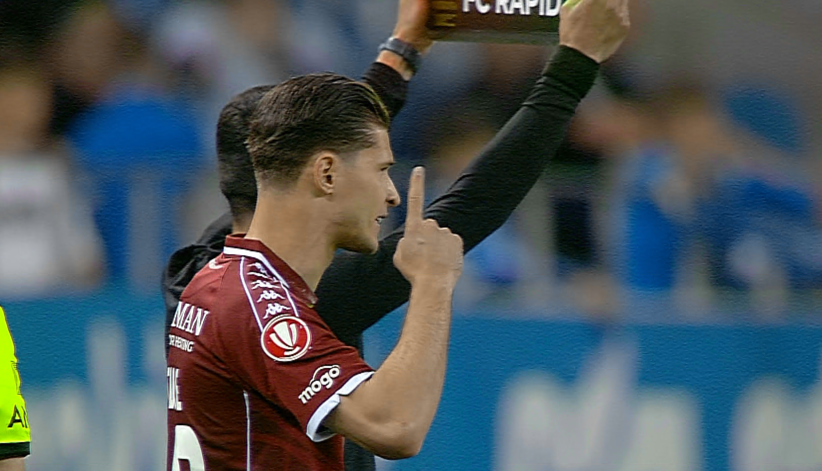 Gesturile făcute de Alex Dobre înainte să intre pe teren în Universitatea Craiova - Rapid 1-0