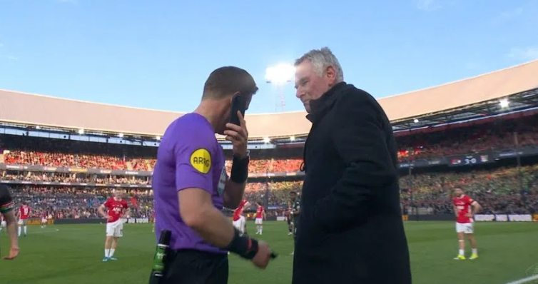 Imagine Stire ”Imagini nemaivăzute în fotbal”: arbitrul s-a dus la marginea terenului ca să vorbească la telefon! ”Da sau nu?” | 2review.ro