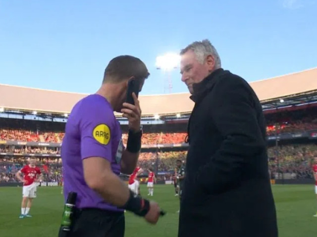 Poza pentru articolul ”Imagini nemaivăzute în fotbal”: arbitrul s-a dus la marginea terenului ca să vorbească la telefon! ”Da sau nu?”