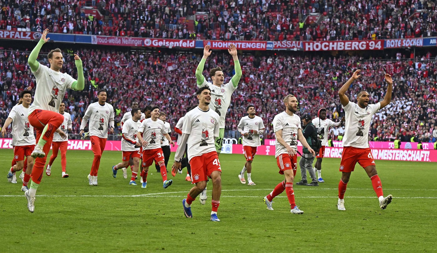 Imagine Stire Bayern, atunci și acum: Manuel Neuer a ridicat 9 din ultimele 10 titluri câștigate! Singura excepție | 2review.ro