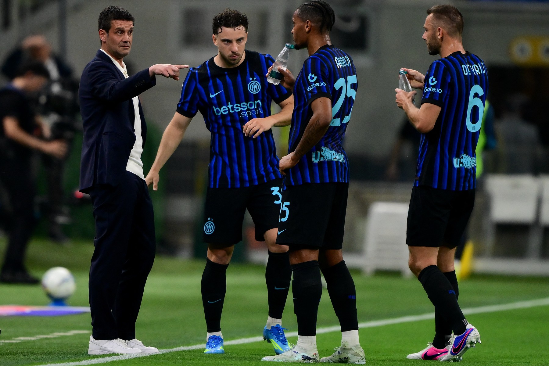 Imagine Stire ”Viitorul meu?”. Unul dintre jucătorii de bază ai lui Chivu poate pleca la vară | 2review.ro