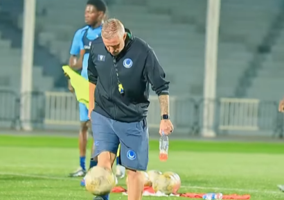 Imagine Stire Laurențiu Reghecampf, show la antrenamente în Africa! | 2review.ro