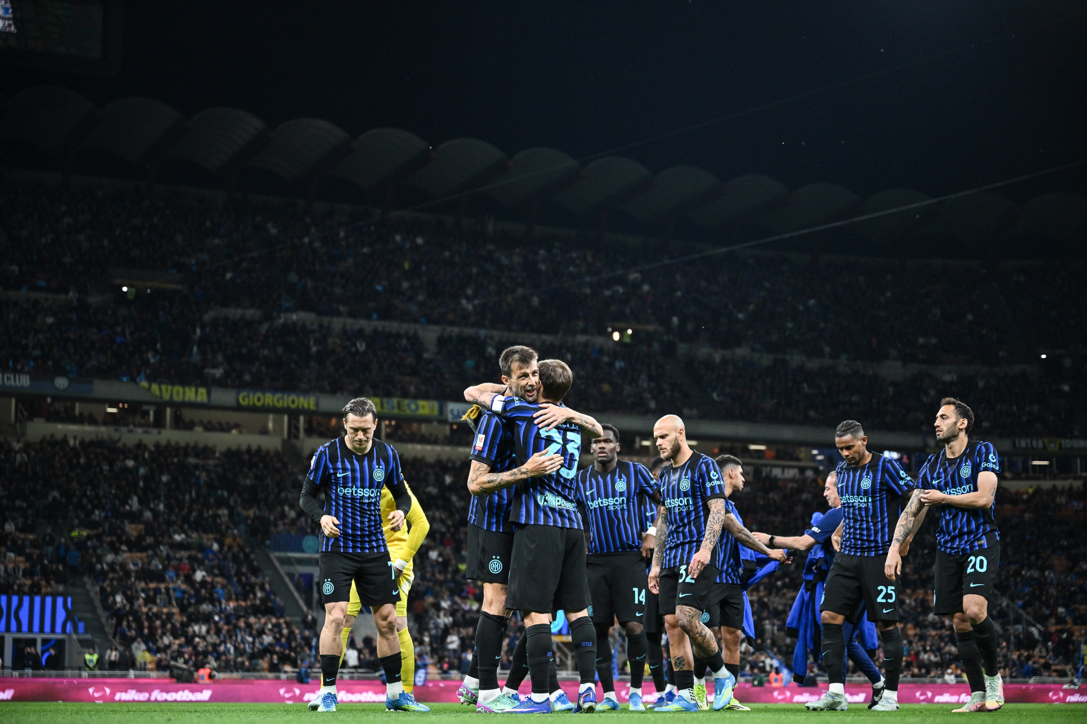 Imagine Stire Inter - Como 3-2. REMONTADA! Elevii lui Cristi Chivu au revenit de la 0-2 și s-au calificat în finala Cupei Italiei | 2review.ro