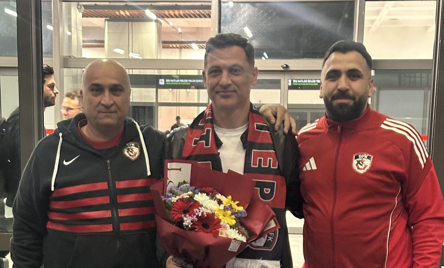 Imagine Stire Mirel Rădoi, primele imagini din Turcia! Așteptat cu flori de fanii lui Gaziantep. Când este prezentarea oficială | 2review.ro