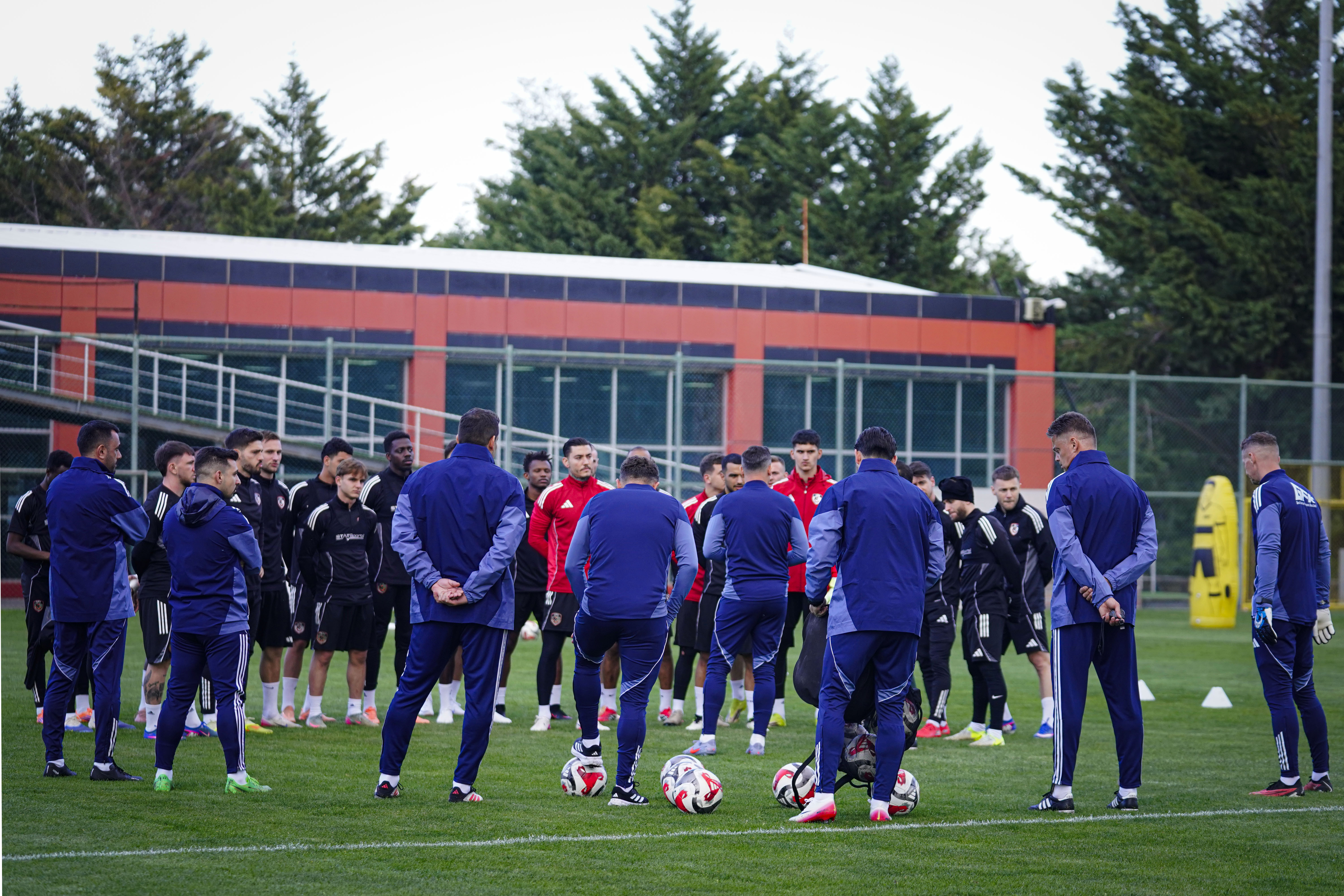 Imagine Stire Gata! Mirel Rădoi și-a intrat în rol la Gaziantep | 2review.ro