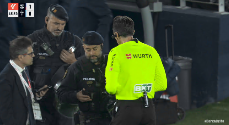 Imagine Stire Barcelona - Celta Vigo, întrerupt aproape 20 de minute: un spectator a făcut stop cardiac pe Camp Nou | 2review.ro