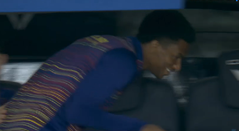 Imagine Stire Un titular s-a accidentat, iar înlocuitorul a început imediat să râdă! Fanii Barcelonei, scandalizați | 2review.ro