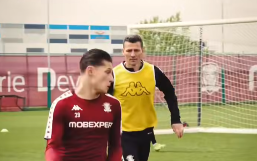 Imagine Stire Rapid a postat imaginile cu Alex Dobre și Costel Gâlcă, după ce antrenorul i-a luat banderola și l-a trecut pe bancă | 2review.ro