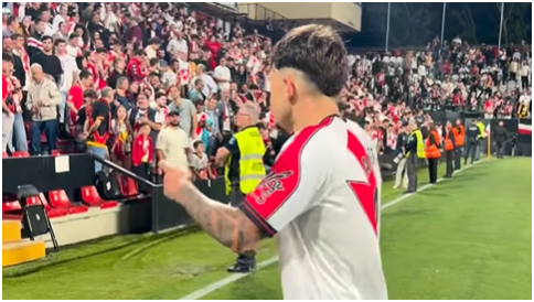 Andrei Rațiu, ”dezbrăcat” de fanii lui Rayo Vallecano, după meciul cu Espanyol! Reacția La Liga