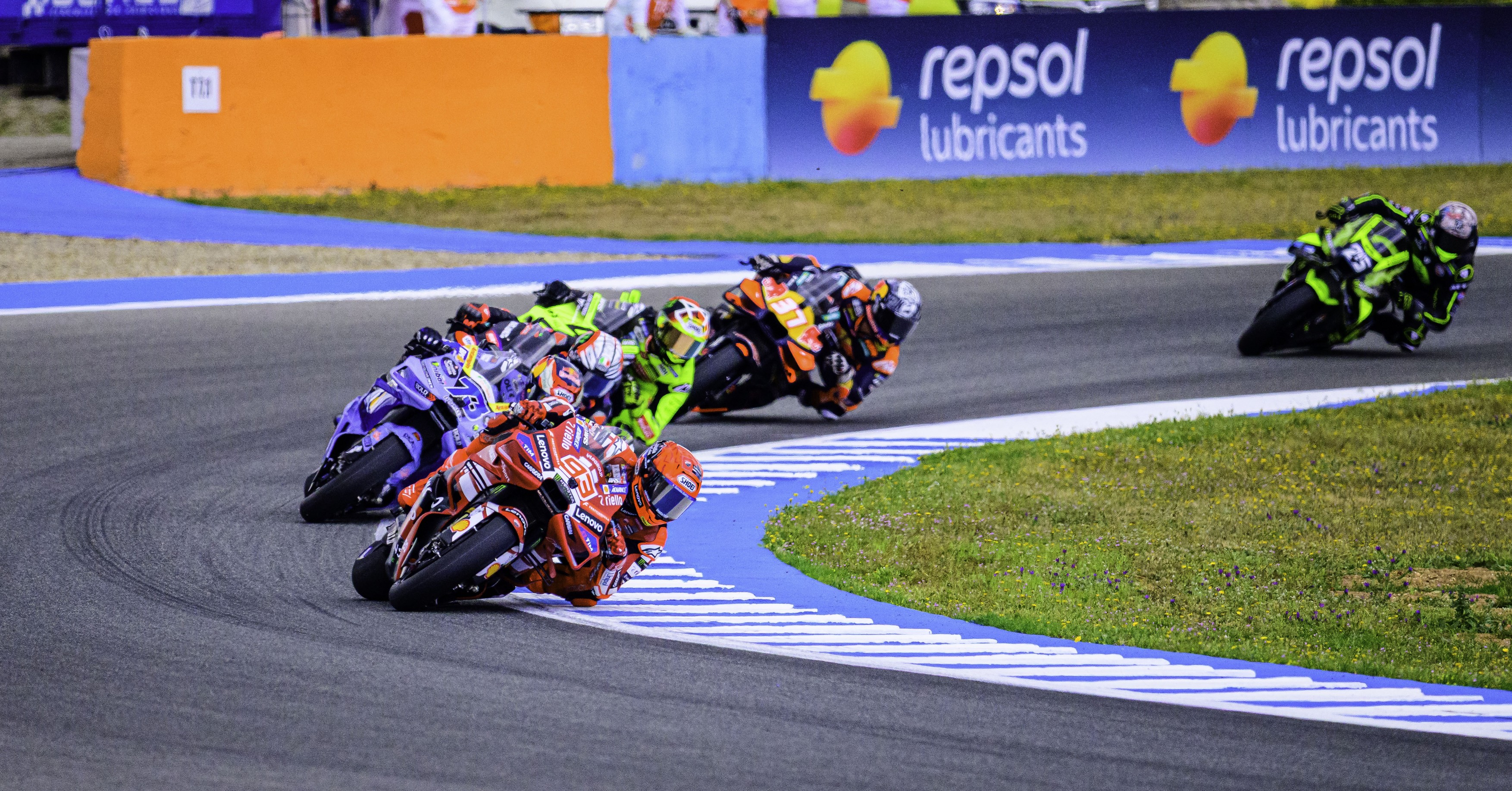 Imagine Stire Show total pe ploaie! Marc Marquez a făcut legea și a câștigat cursa de sprint din MP al Spaniei | 2review.ro