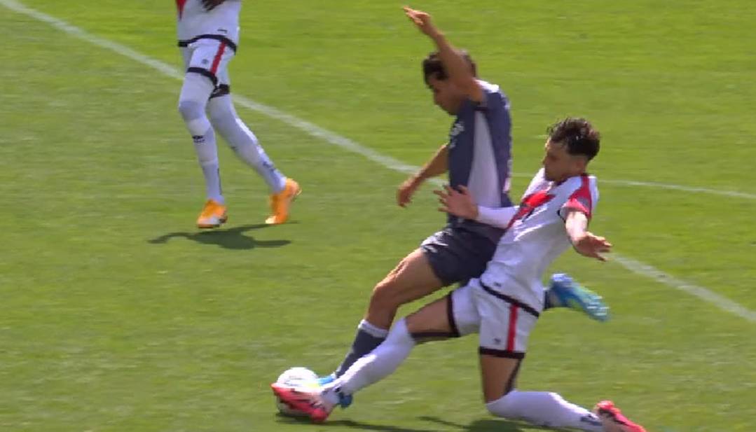 Imagine Stire Neverosimil: Rayo a marcat, dar golul a fost anulat și, în schimb, adversarii au primit penalty, după un fault al lui Rațiu | 2review.ro