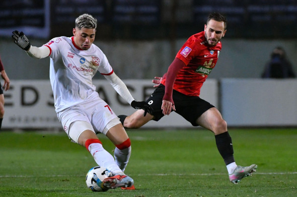 Ambrosiy Chachua of Karpaty vs Gleiker Mendoza of Kryvbas during the Ukrainian Premier League match between FC Karpaty Lviv and FС Kryvbas Kryvyi Rih on November 8, 2025 in Lviv, Ukraine.