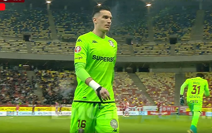 Imagine Stire Moment incredibil la Dinamo - Rapid: Marian Aioani, schimbat în minutul 3! | 2review.ro