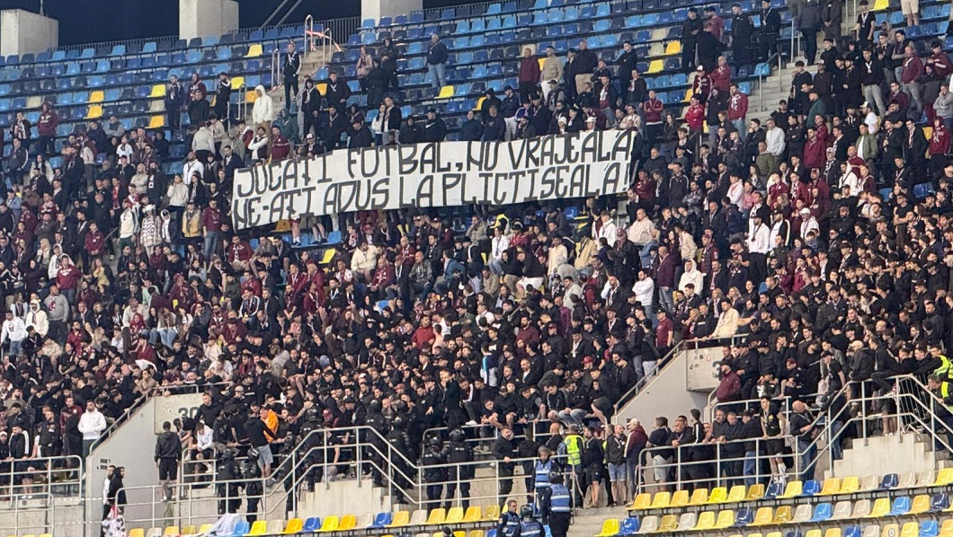 Imagine Stire Ce au scandat fanii Rapidului, imediat după golul giuleștenilor din derby-ul cu Dinamo + Acuzații grave: ”Pariori și blatiști” | 2review.ro