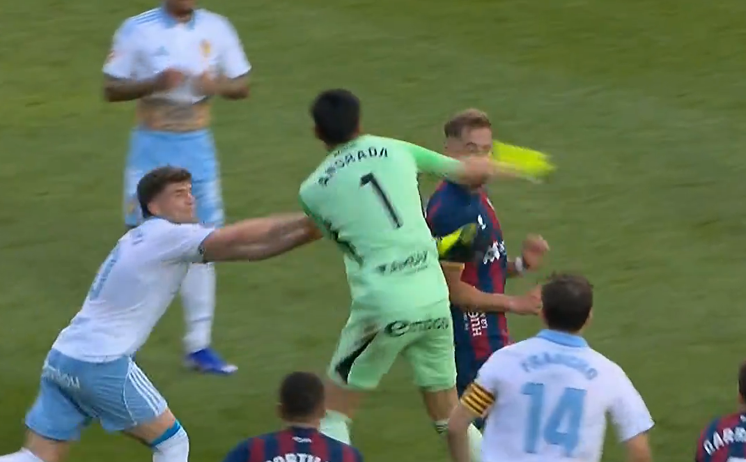 Imagine Stire A văzut roșu în fața ochilor: după ce a fost eliminat, a ”înnebunit” și i-a aplicat un croșeu adversarului. Suspendare uriașă | 2review.ro