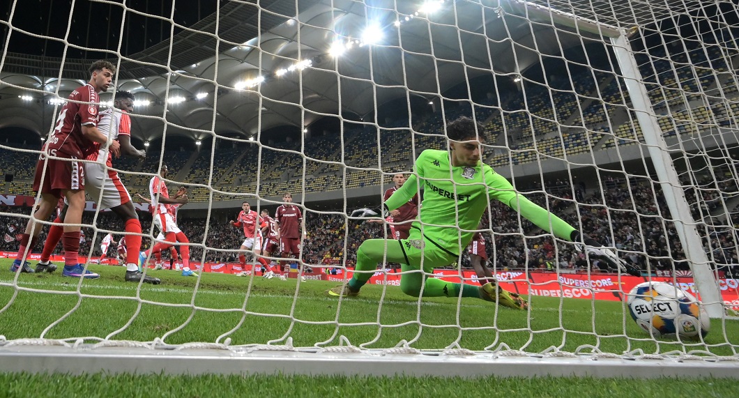 Imagine Stire Reacția lui Aioani, după al doilea gol primit de Briciu în Dinamo - Rapid + Unii fani au plecat acasă | 2review.ro