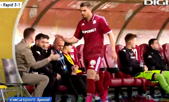 Imagine Stire Nu s-a văzut la TV! Gestul făcut de Ciobotariu în Dinamo - Rapid, după ce Gâlcă l-a scos în minutul 64 | 2review.ro