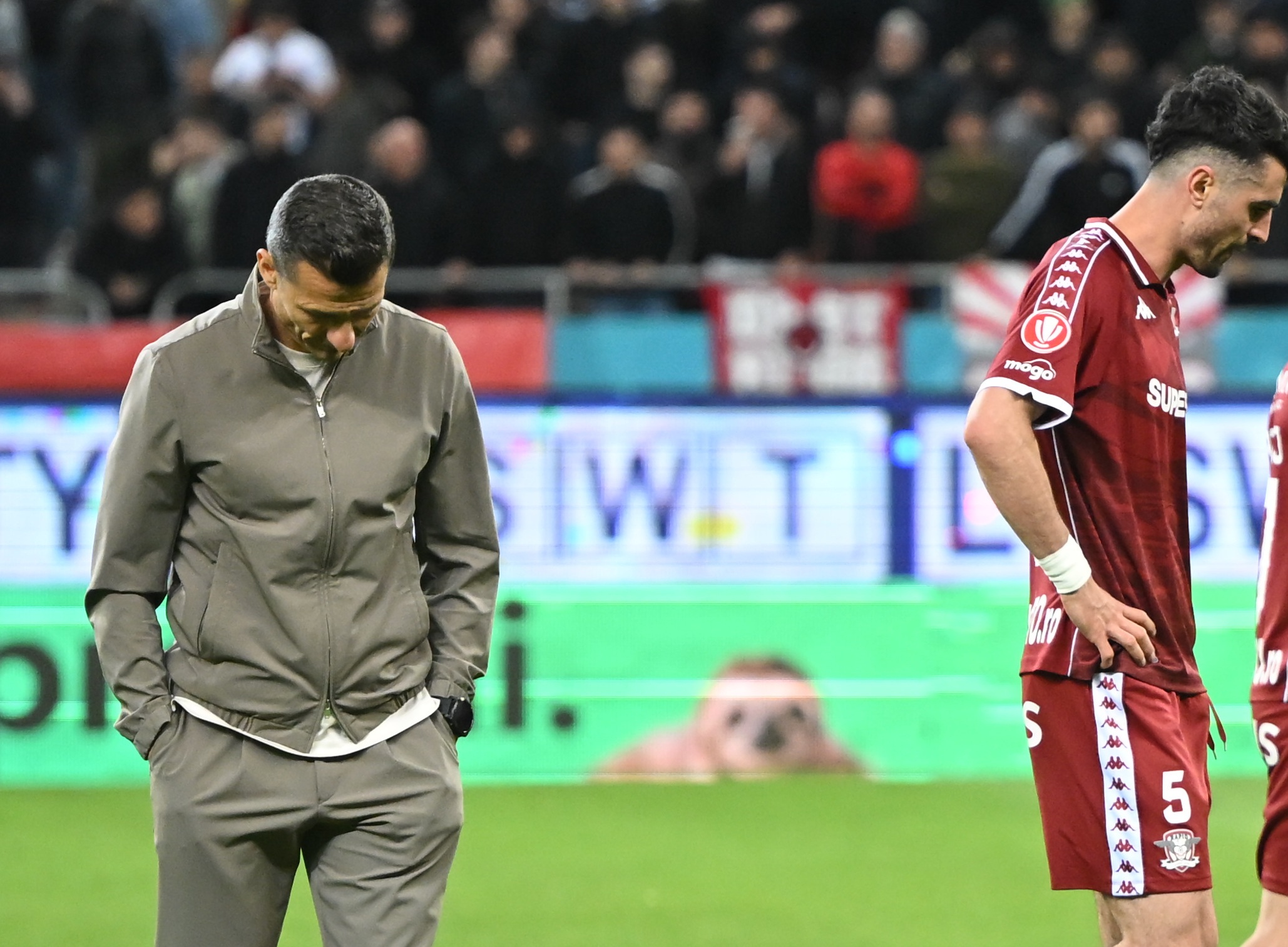 Costel Gâlcă, "dărâmat" la finalul derby-ului cu Dinamo! Imaginile care spun totul despre criza de la Rapid