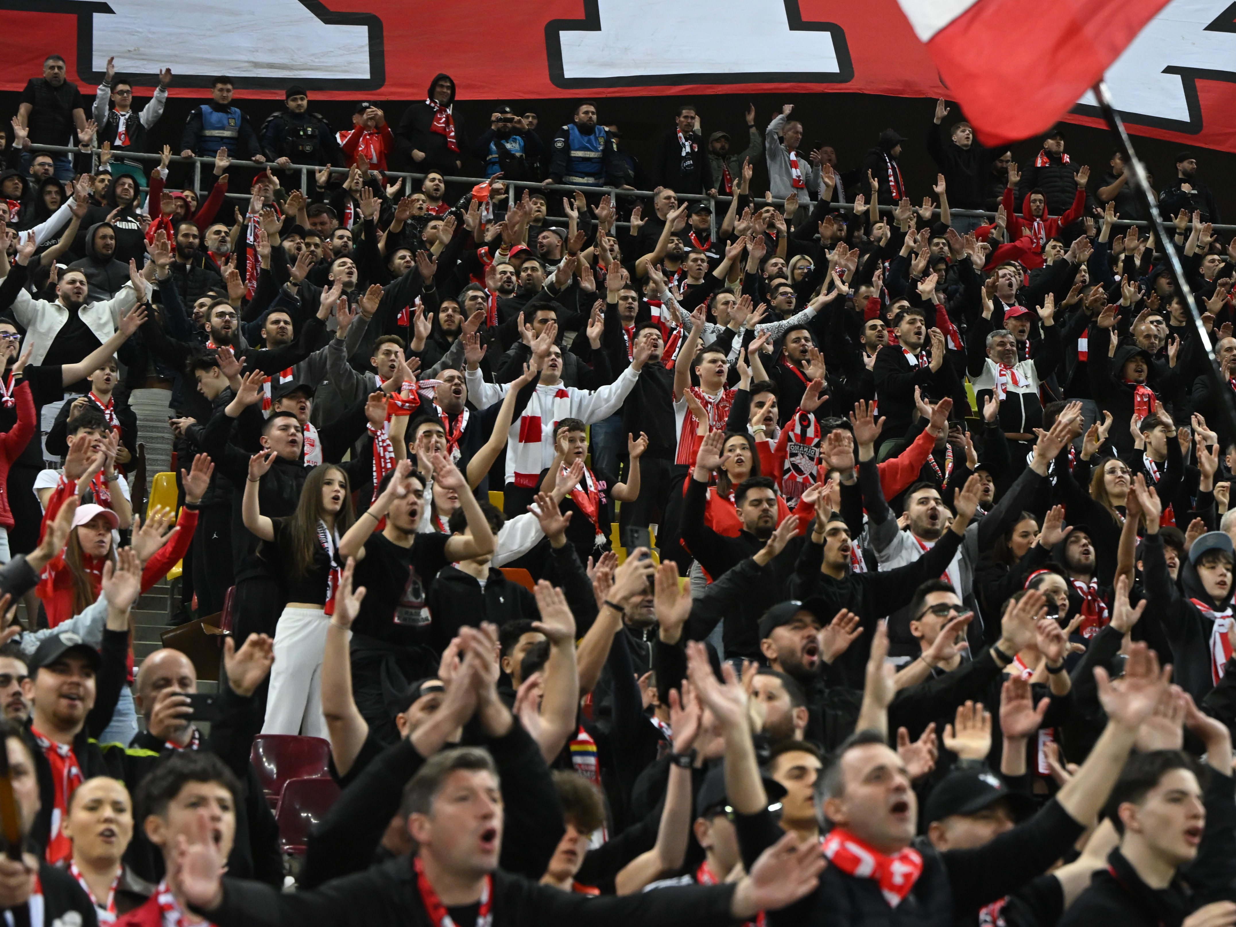 A fugit de jandarmi prin stadion și s-a refugiat între fanii lui Dinamo, care au făcut "scut" în jurul lui. Ce a urmat