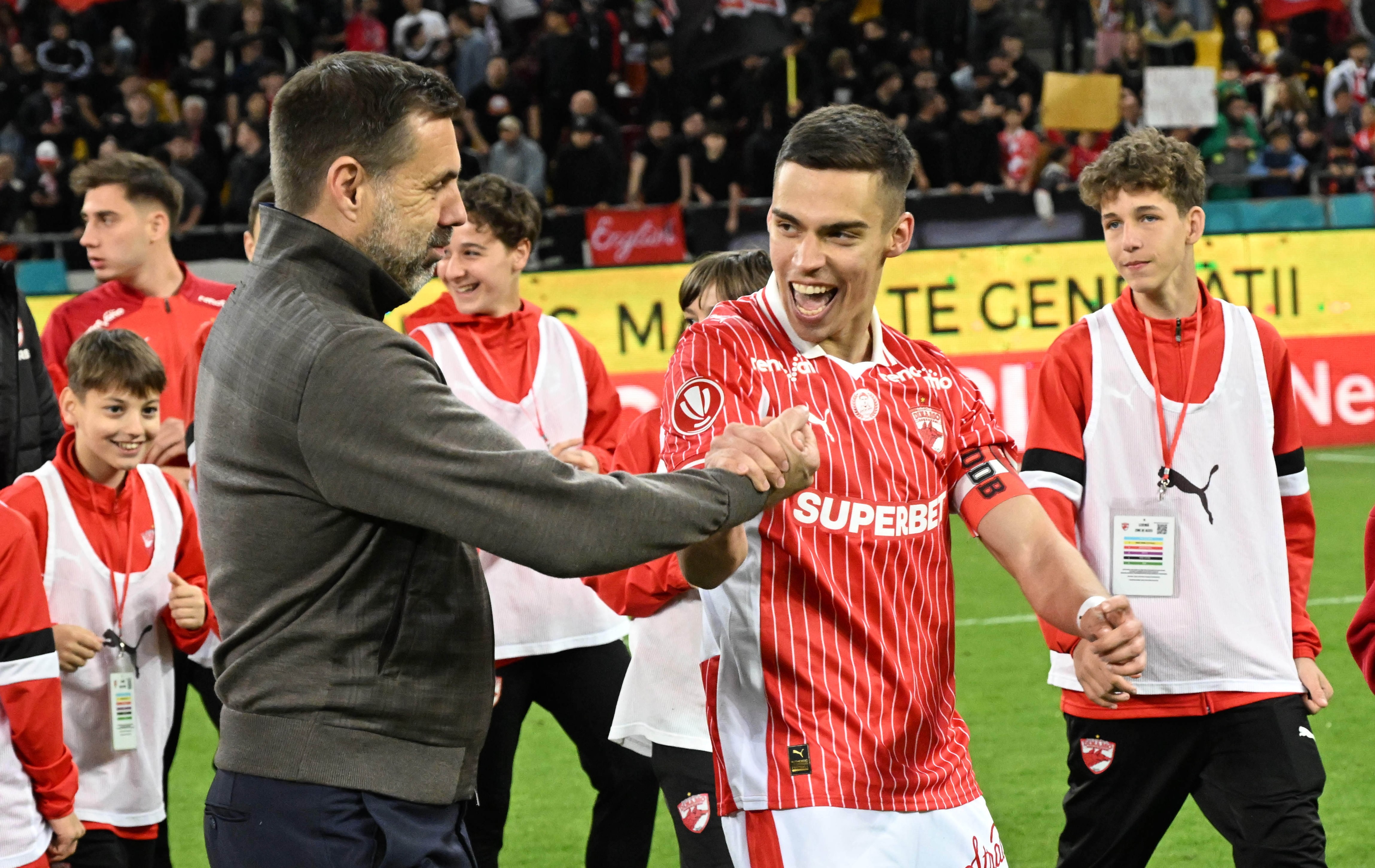 Imaginile bucuriei, după Dinamo - Rapid 3-1: Zeljko Kopic a apărut în fața fanilor și a făcut show