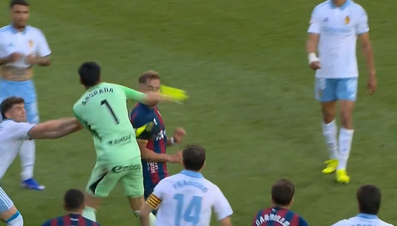 Imagine Stire A reacționat, după ce l-a lovit cu pumnul în față pe un adversar. Clubul deja pregătește măsuri | 2review.ro