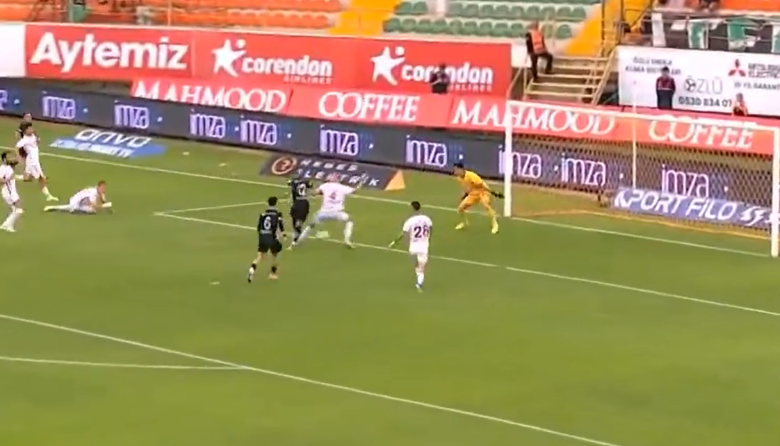 Imagine Stire Ce nebunie: la intrarea în prelungiri, echipa lui Ianis Hagi era condusă cu 0-2, apoi s-au mai marcat TREI goluri | 2review.ro