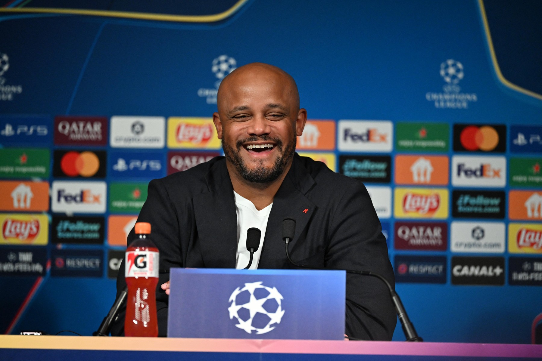 Imagine Stire Suspendat în semifinala cu PSG, Vincent Kompany a glumit pe seama lui Jose Mourinho: ”Nu încap într-un coș de rufe” | 2review.ro