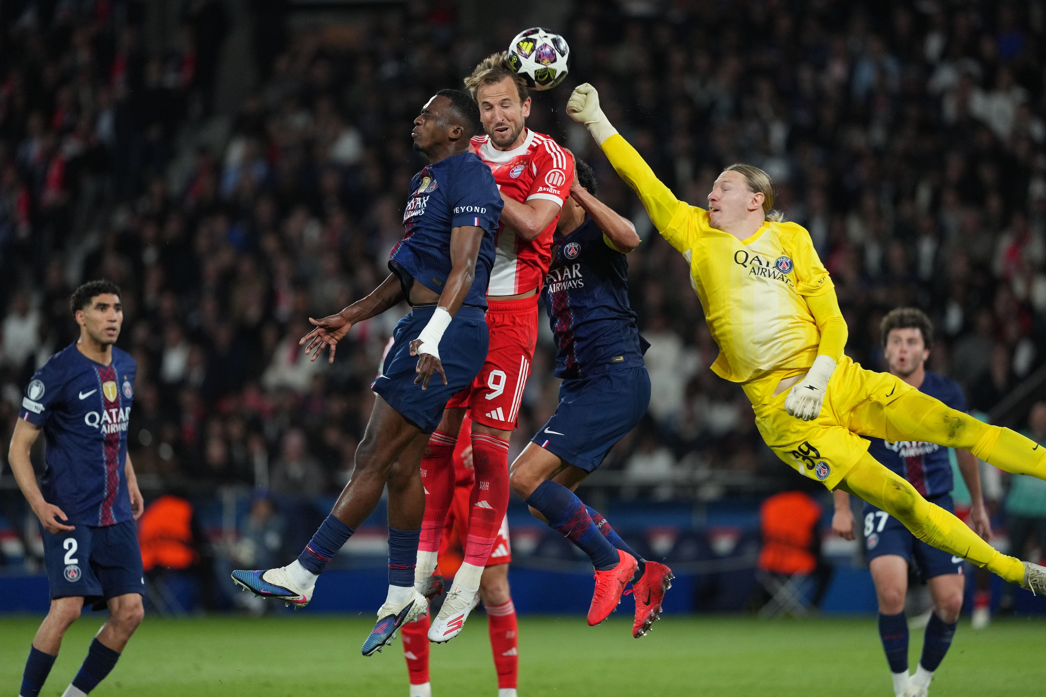 Imagine Stire PSG - Bayern 5-4. ”Thriller” la Paris, în semifinalele Ligii Campionilor! Francezii și nemții au oferit un show total! | 2review.ro