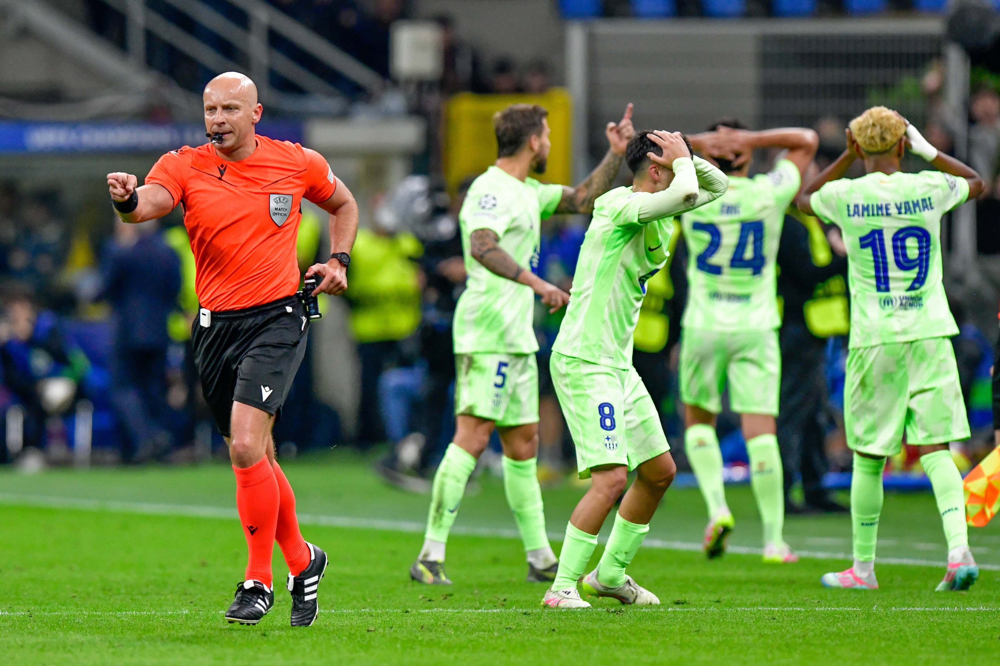 Imagine Stire La un an de la Inter - Barcelona, Szymon Marciniak a recunoscut că a greșit: ”Deciziile au fost în favoarea lor” | 2review.ro