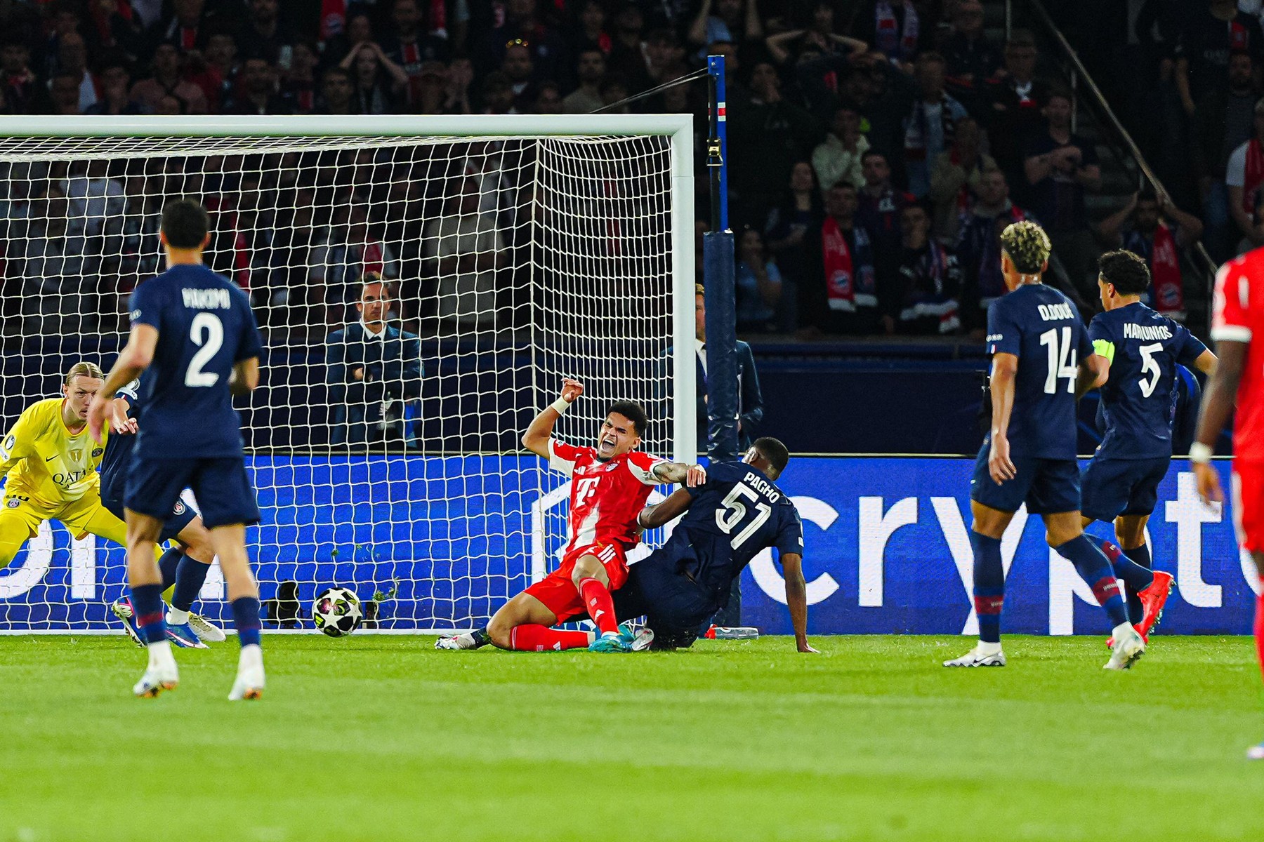 Imagine Stire Imaginile care schimbă totul: eroare uriașă la PSG - Bayern! Ilie Dumitrescu: ”Băieții ăștia n-au văzut?” | 2review.ro