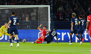 Foul Willian Pacho (Paris St. Germain, #51) an Luis Diaz (FC Bayern München, #14) FRA, Paris St. Germain vs. FC Bayern München, Fussball, UEFA Champions League, Halbfinale, Spielzeit 2025/2026, 28.04.2026 Foto: Eibner-Pressefoto/Marcel von Fehrn