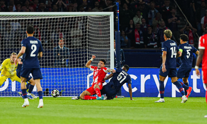 Foul Willian Pacho (Paris St. Germain, #51) an Luis Diaz (FC Bayern München, #14) FRA, Paris St. Germain vs. FC Bayern München, Fussball, UEFA Champions League, Halbfinale, Spielzeit 2025/2026, 28.04.2026 Foto: Eibner-Pressefoto/Marcel von Fehrn