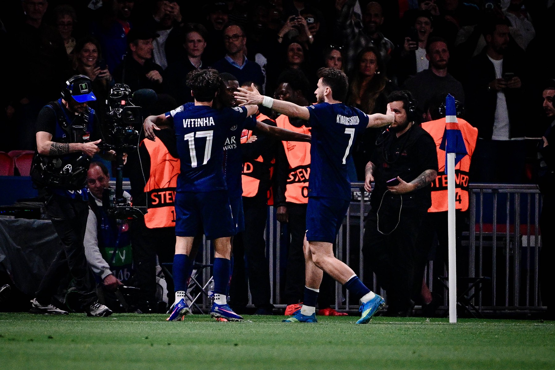 Imagine Stire Desemnat omul meciului PSG - Bayern 5-4, a surprins la interviu: ”Ne-am oprit din jucat” | 2review.ro