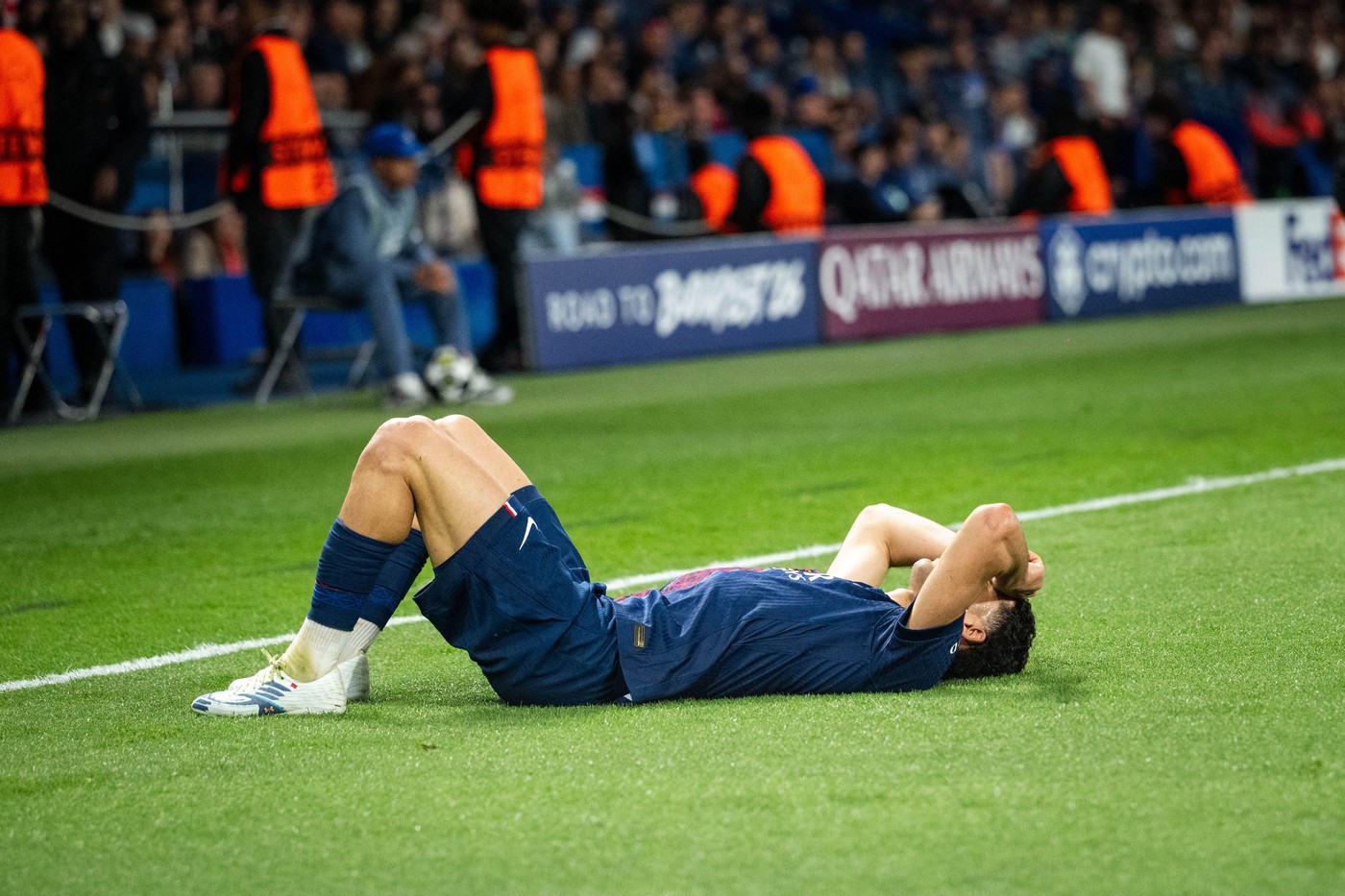 Imagine Stire Ar fi o lovitură uriașă! A părăsit terenul accidentat în PSG - Bayern Munchen 5-4 și riscă să rateze returul | 2review.ro