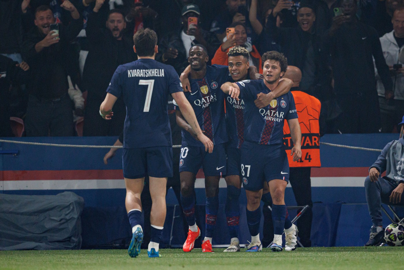 Imagine Stire Nemții sunt revoltați! Ce făceau cei de la PSG, imediat după golul de 5-2 cu Bayern | 2review.ro