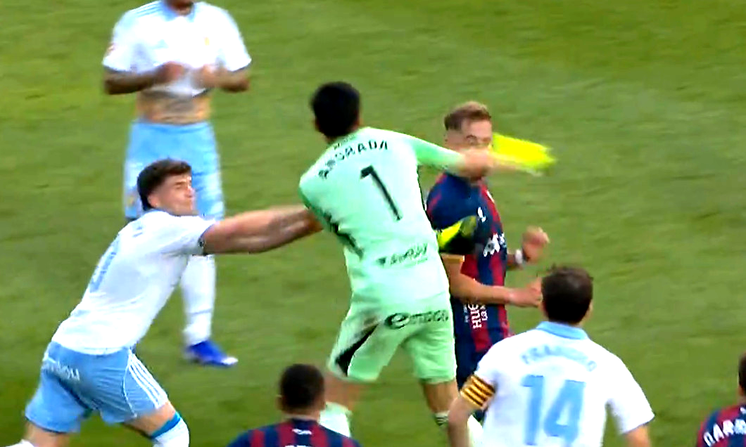 Imagine Stire Suspendare istorică: 13 etape, după ce a înnebunit și și-a lovit adversarul cu pumnul în față! | 2review.ro