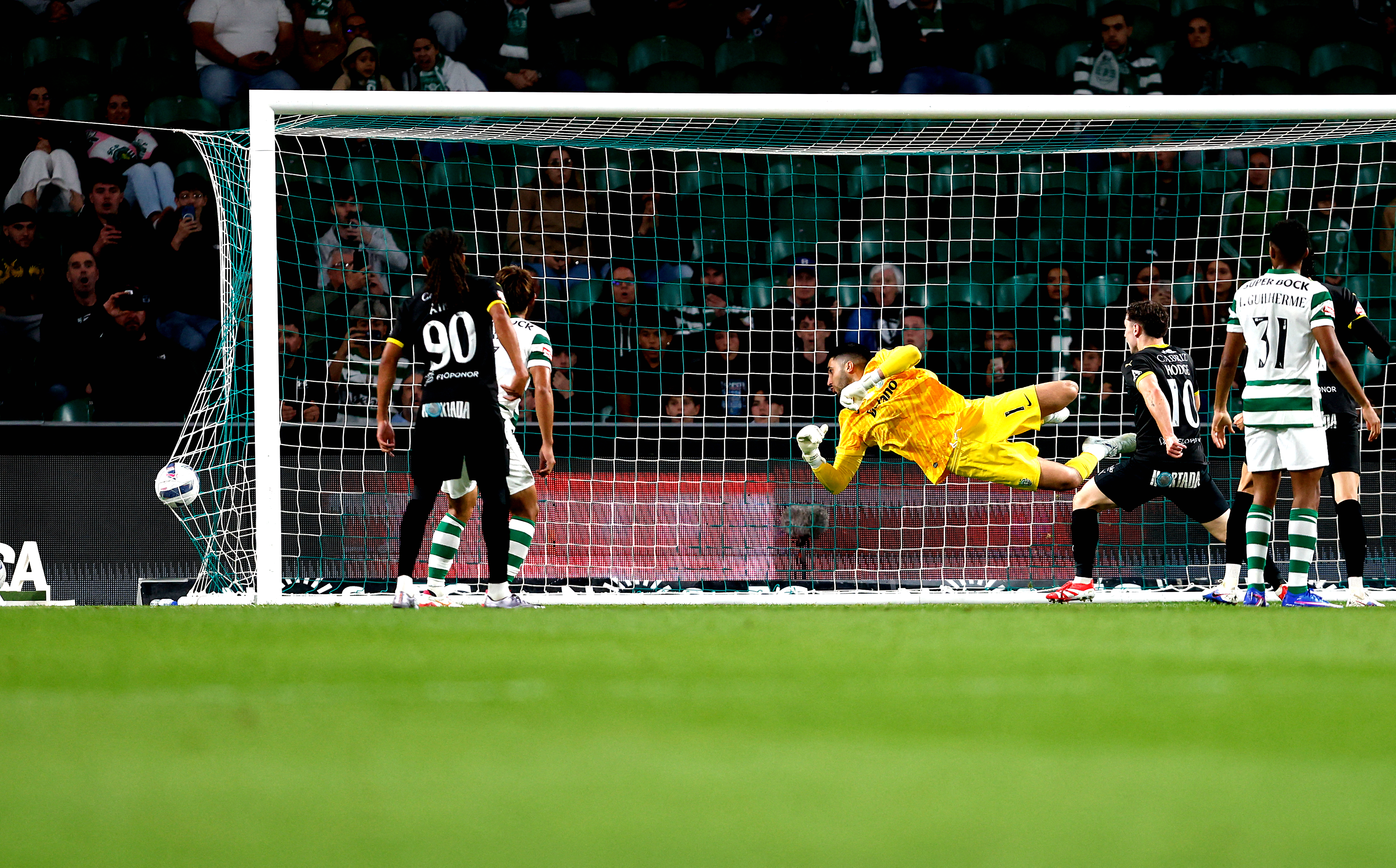 Imagine Stire Adio, titlu! O campioană din Europa a făcut 2-2 cu locul 17, după goluri în minutele 90+2 și 90+4 | 2review.ro