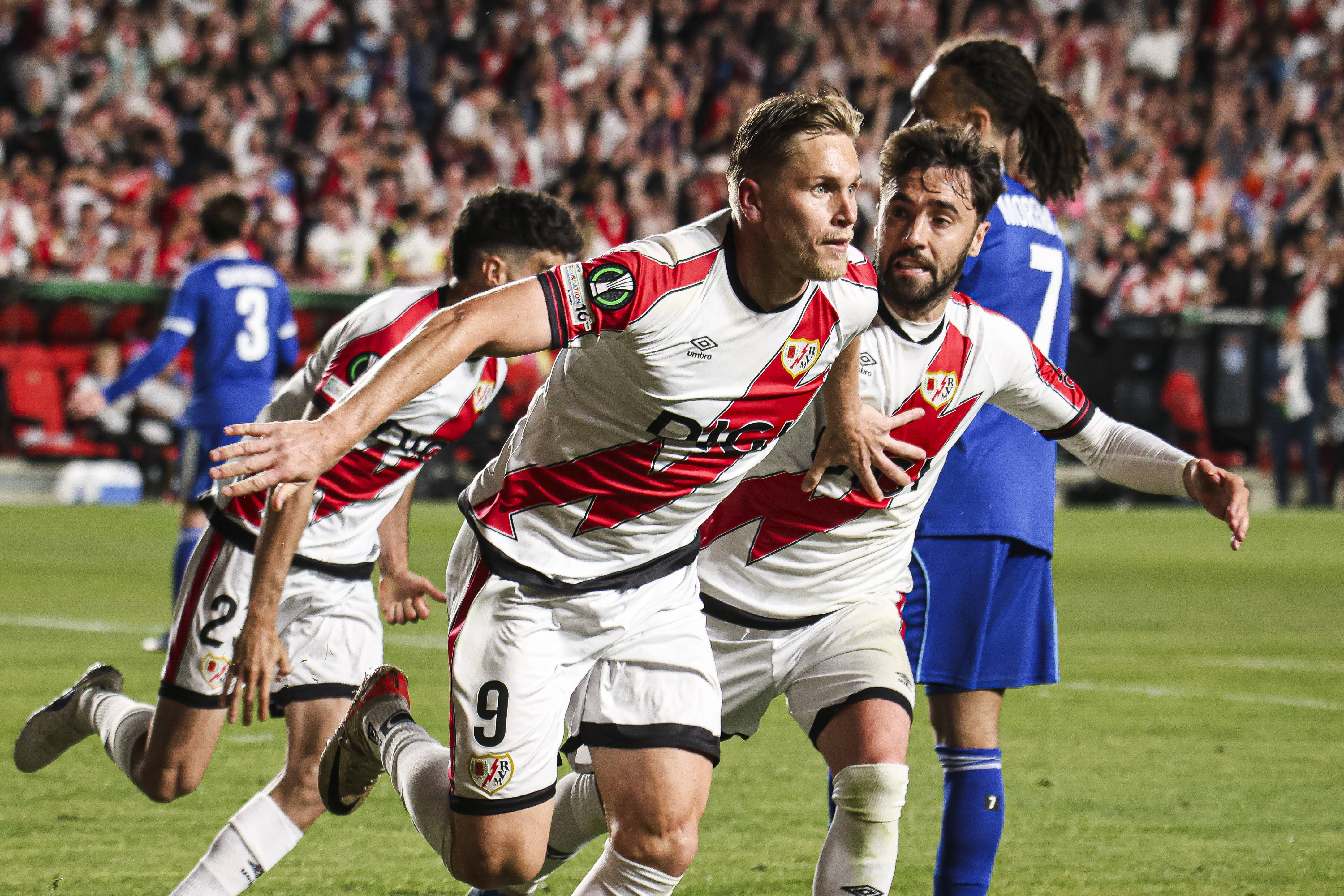 Imagine Stire Rayo Vallecano - Strasbourg 1-0. Echipa lui Andrei Rațiu, cu un pas în finala UEFA Conference League | 2review.ro
