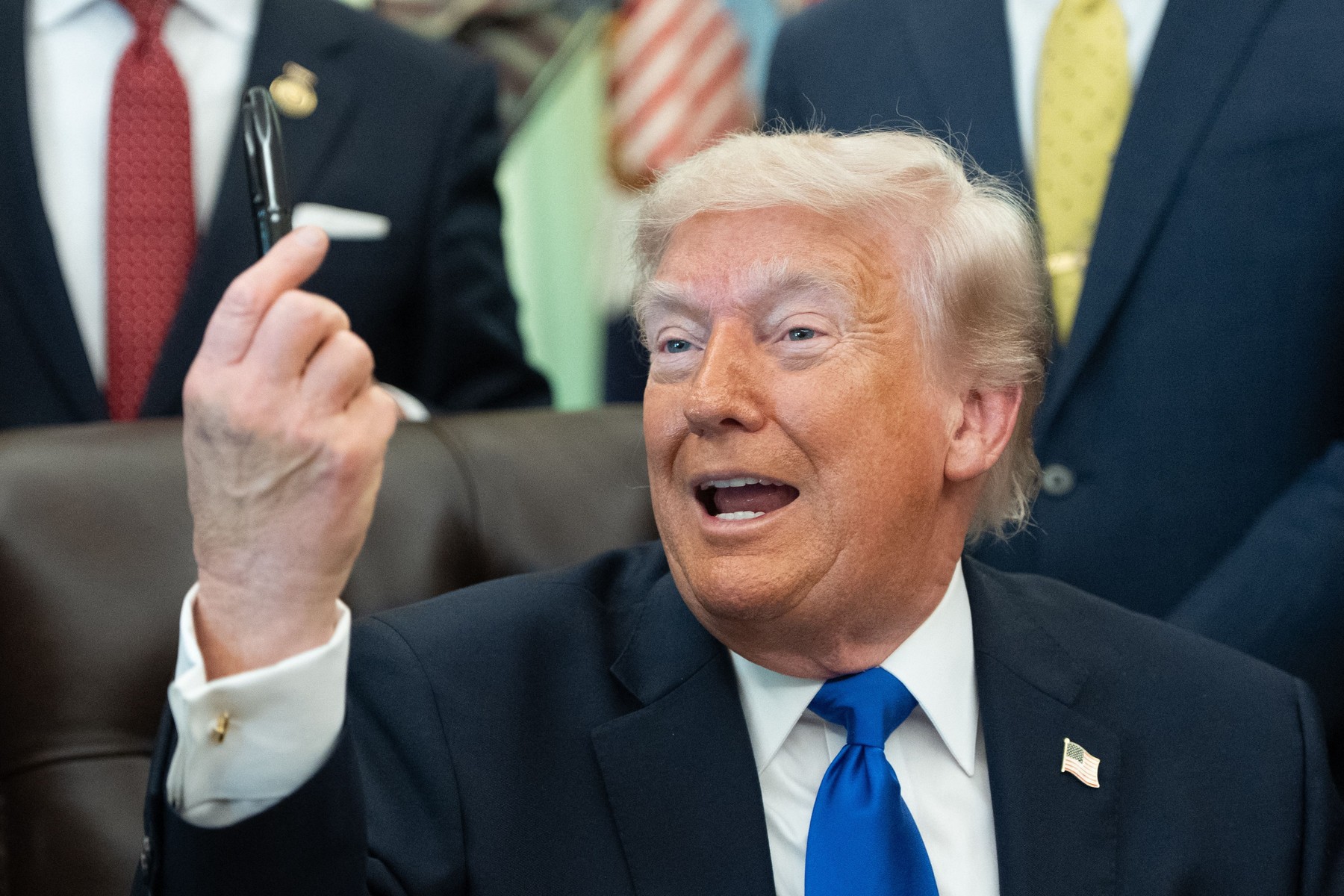 Imagine Stire Răsturnare spectaculoasă de situație! Donald Trump s-a răzgândit în privința Iranului: ”Știți ceva? Lăsați-i” | 2review.ro