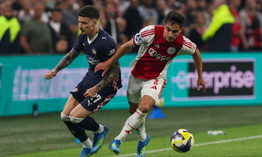 AMSTERDAM, NETHERLANDS - MAY 2: Dennis Man of PSV battles for the ball with Lucas Rosa of AFC Ajax during the Dutch Eredivisie match between AFC Ajax and PSV at Johan Cruijff ArenA on May 2, 2026 in Amsterdam, Netherlands. (Photo by Hans van der Valk/Oran