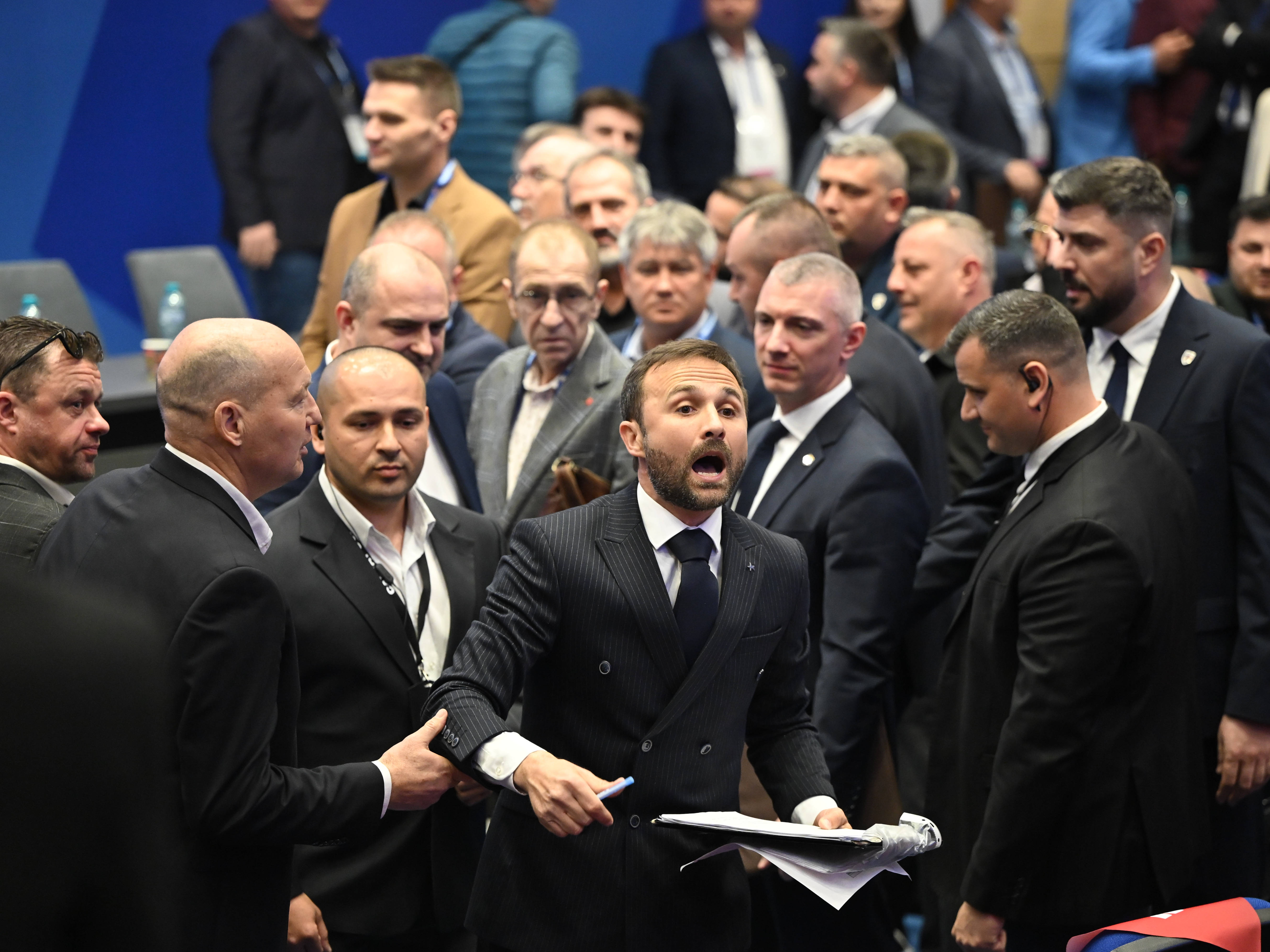 Imagine Stire Nemaivăzut în fotbal! Ilie Drăgan își vine tractorașul pentru a-l da în judecată pe Răzvan Burleanu la TAS | 2review.ro