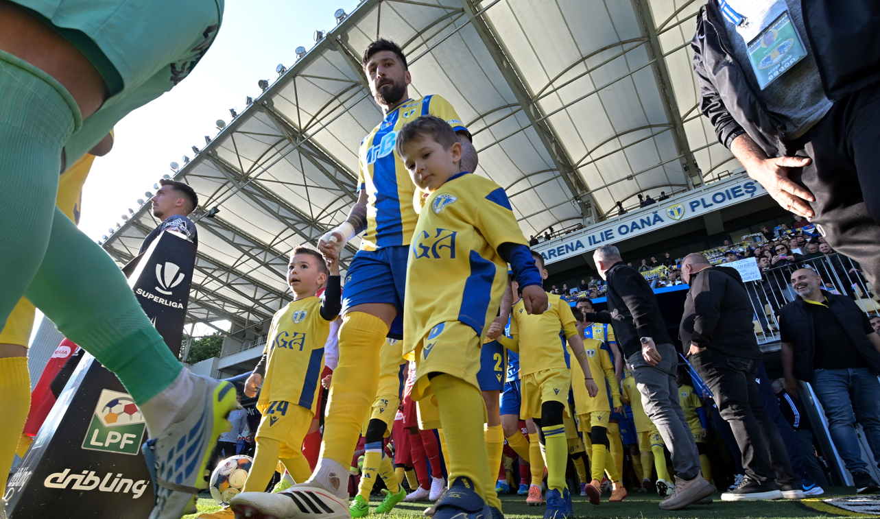 Imagine Stire Papp, dialog aprins cu Topal la Petrolul - UTA: ”Mai zbieri”. Cum i-a numit pe fanii care au strigat ”Jucați fotbal” | 2review.ro
